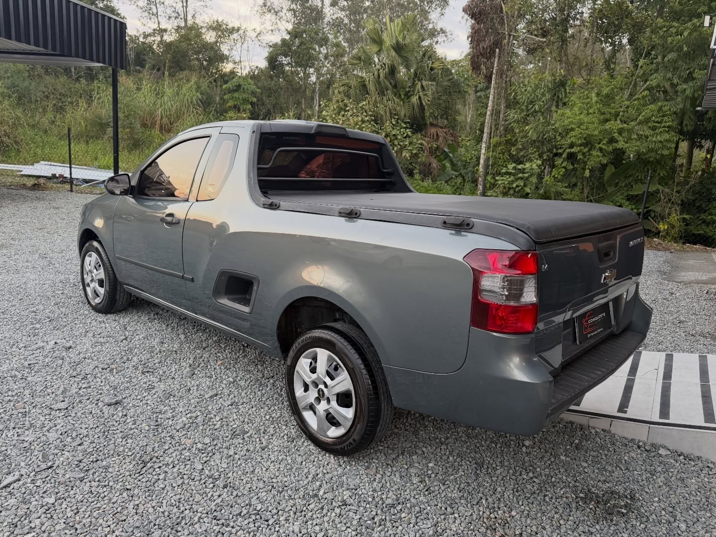 Chevrolet Montana cinza vista pela traseira